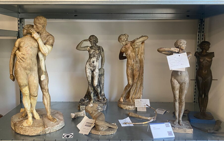 Regal mit originalen Gipsmodellen von Ferdinand Lepcke im Kunstgussmuseum Lauchhammer