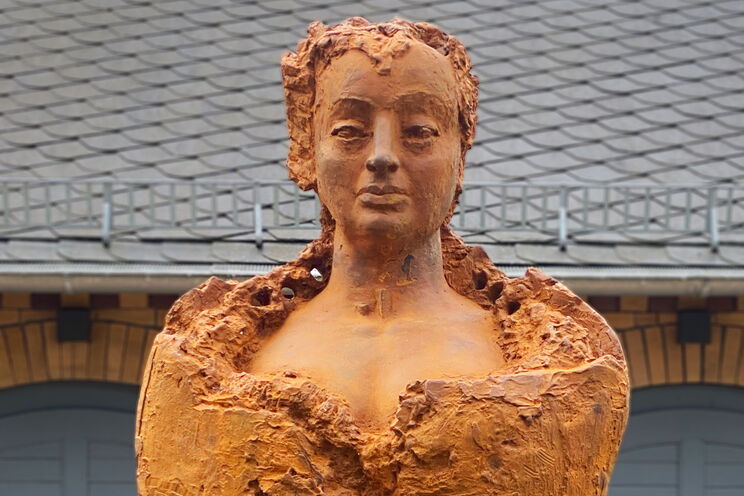 Detailansicht : Neues Denkmal der Freifrau von Löwendal von Anna Schwarzbach - Lauchhammer gegossen