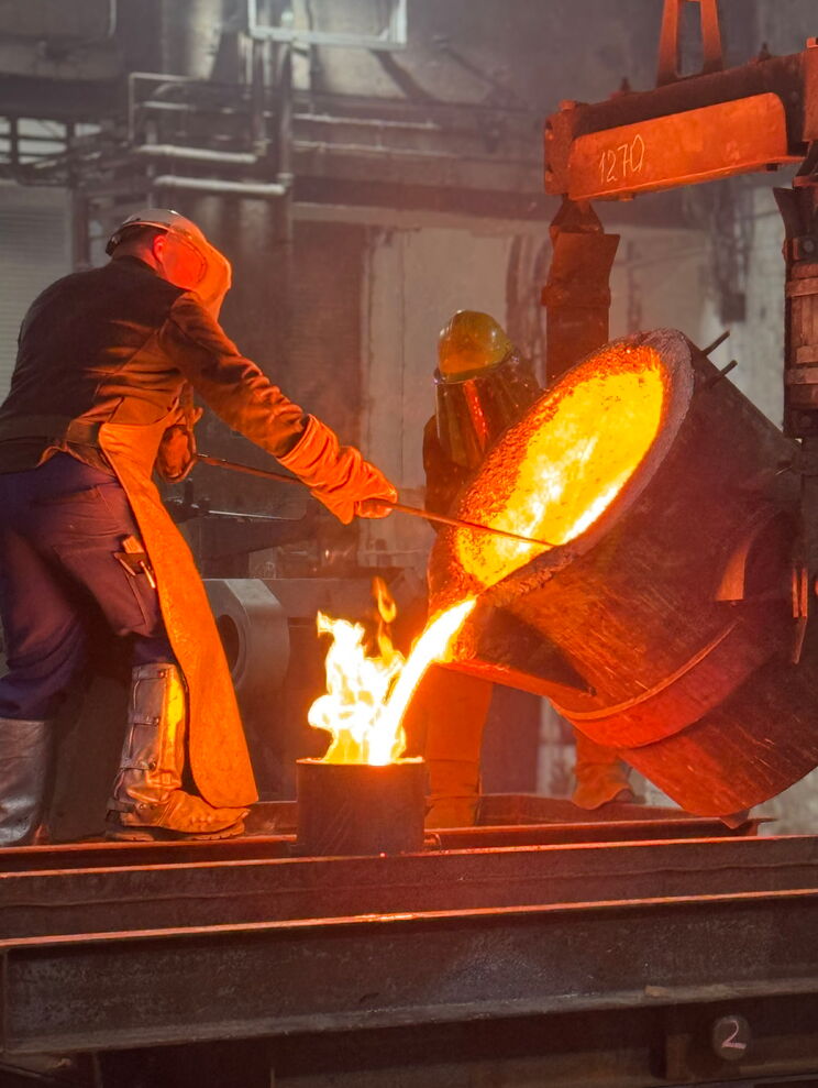 Giesser beim Schaugiessen während einer Werksführung