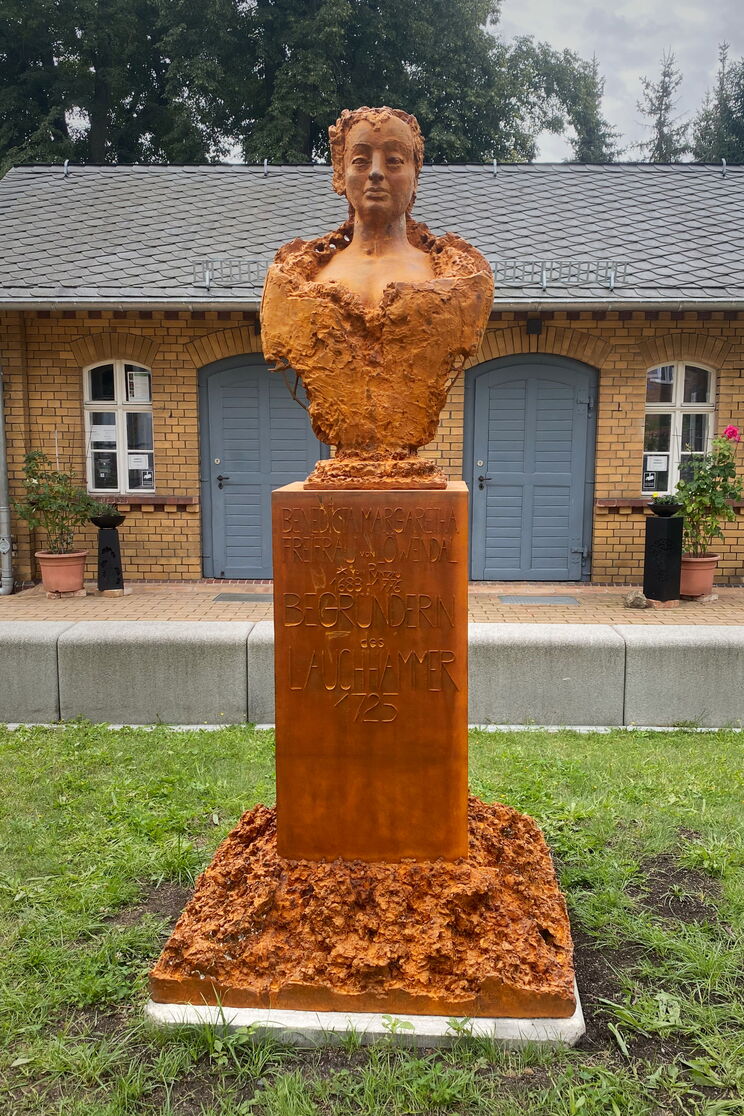 Neues Denkmal der Freifrau von Löwendal von Anna Schwarzbach
