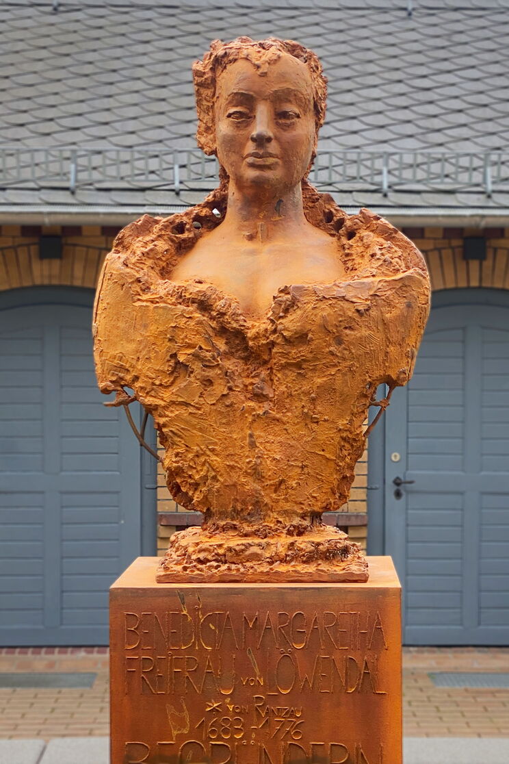 Detailansicht : Neues Denkmal der Freifrau von Löwendal von Anna Schwarzbach - Lauchhammer gegossen